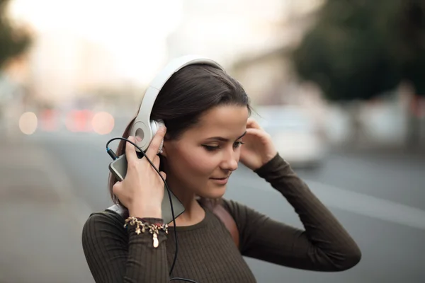 Frau mit mp3 und Kopfhörer — Stockfoto