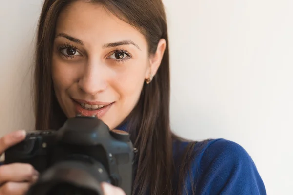 カメラを持つ女性のカメラマン — ストック写真