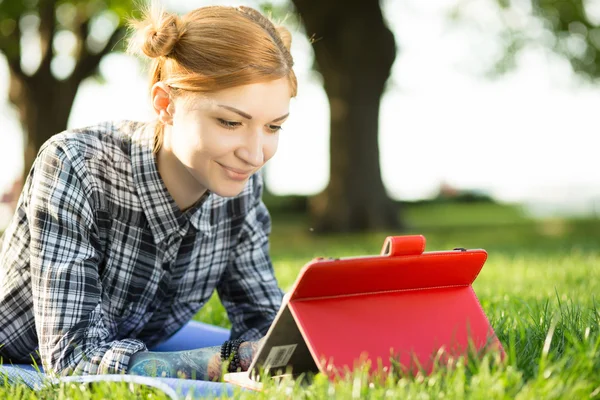 Dijital tabletli genç kadın — Stok fotoğraf