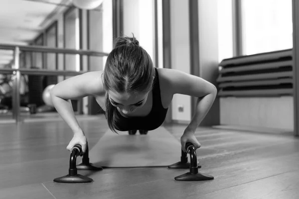 Mujer haciendo ejercicios de flexiones — Foto de Stock