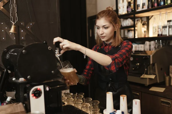 Barista donna versando birra — Foto Stock