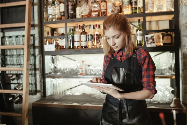 Barista woman with tablet pc — Stock Photo, Image