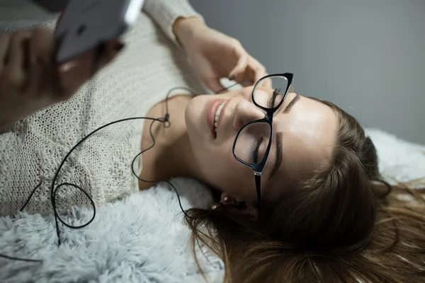 Mujer en gafas escuchando música —  Fotos de Stock