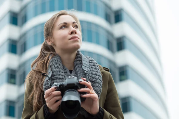 Femme photographe avec appareil photo — Photo