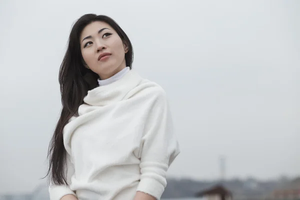 Азіатський жінка в білий пуловер — стокове фото