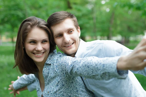 Pareja cariñosa en el parque. — Foto de Stock