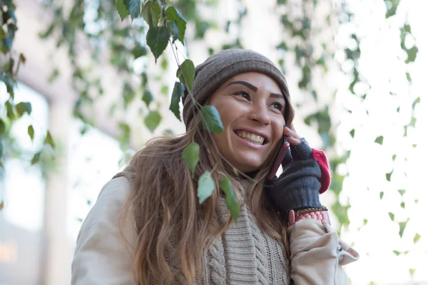 Vrouw met telefoon in stad. — Stockfoto