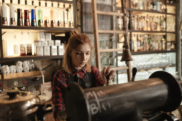 Attraente barista donna con birra — Foto Stock