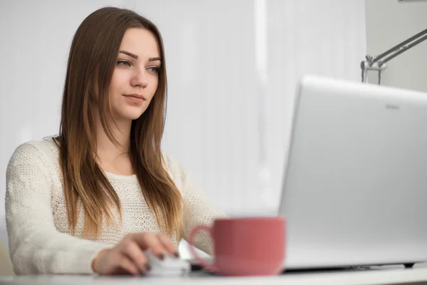 Lavoratrice seduta al computer portatile — Foto Stock