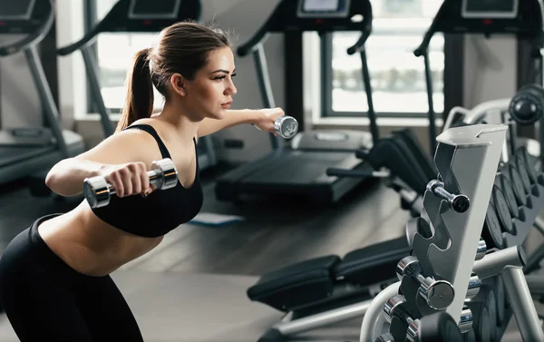 Vrouw met halters in gym — Stockfoto