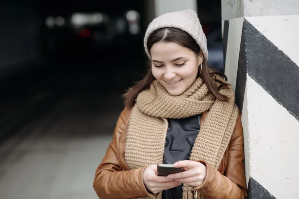  telefon kullanan güzel kız 
