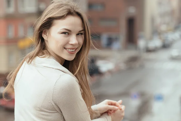Jonge lachende vrouw — Stockfoto