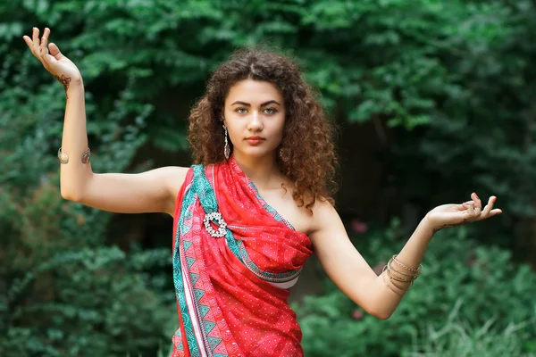 Indian girl in sari — Stock Photo, Image