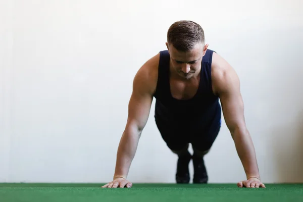 Atleta haciendo push-up — Foto de Stock