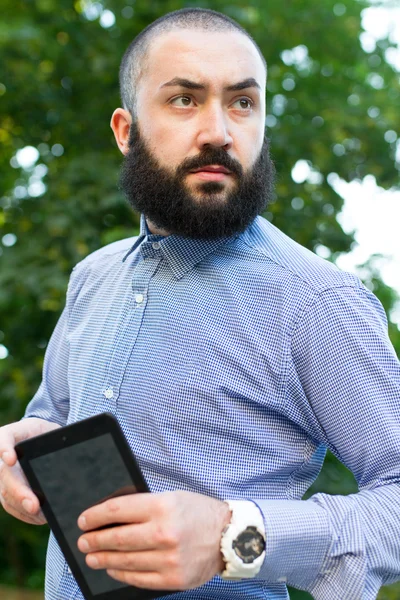 Hombre barbudo guapo con teléfono inteligente —  Fotos de Stock