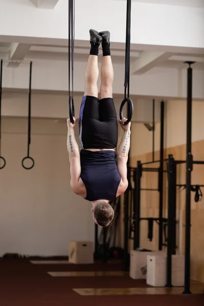 Спортсмен на гімнастичних кільцях — стокове фото