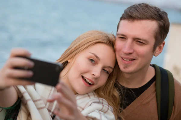 Pareja tomando selfie — Foto de Stock