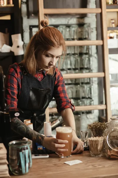 Barman žena dělat koktejl — Stock fotografie