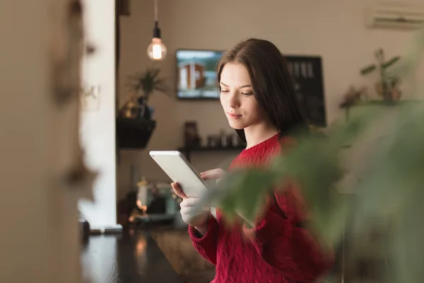 Mulher usando tablet digital — Fotografia de Stock