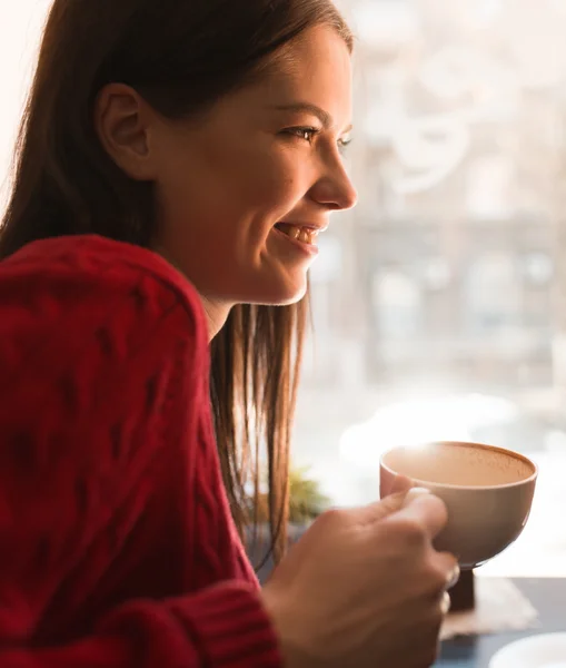 Leuke vrouw met cappuccino — Stockfoto