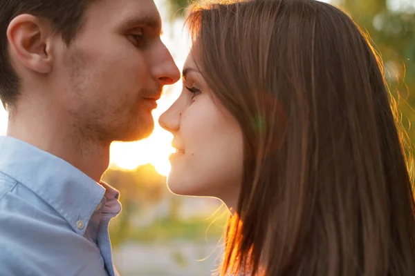 Pareja cariñosa en el parque. — Foto de Stock