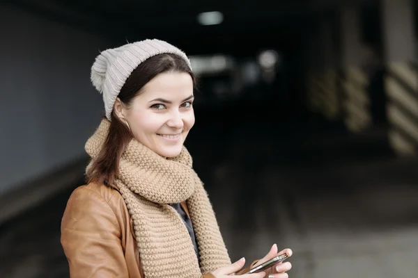 Mooi meisje met behulp van mobiele — Stockfoto