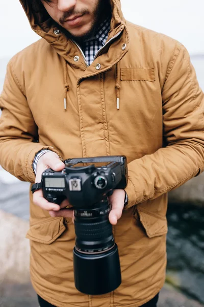 Mann hält Kamera in der Nähe des Meeres — Stockfoto