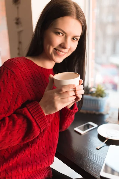 Mujer linda con capuchino — Foto de Stock