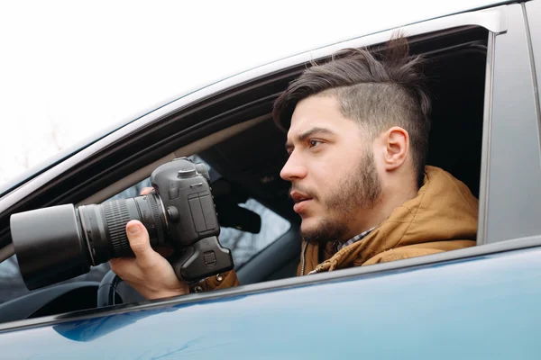 Stilig man med kamera — Stockfoto