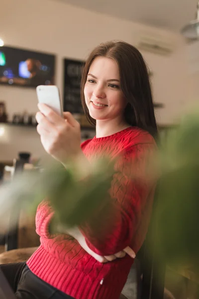 Молодая женщина набирает номера по мобильному телефону — стоковое фото