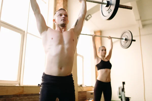 People lifting barbells — Stock Photo, Image