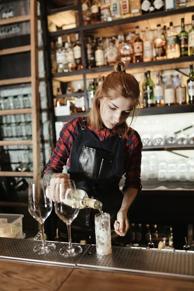 Barista donna che fa cocktail — Foto Stock