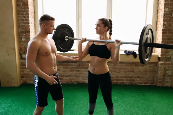 Trainer en vrouw met gewicht — Stockfoto