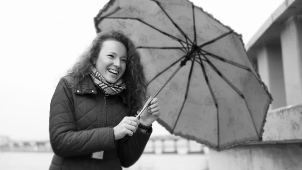 Junge Frau mit Regenschirm — Stockfoto