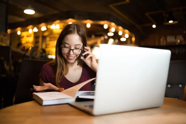 Mooie vrouw pratende telefoon — Stockfoto