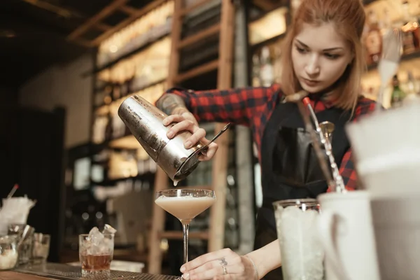 Barista versando cocktail — Foto Stock