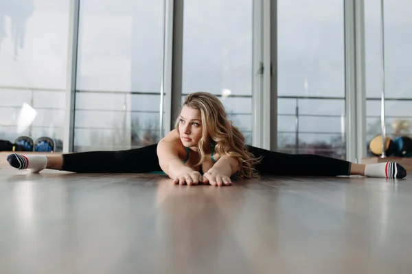 Donna che fa stretching — Foto Stock
