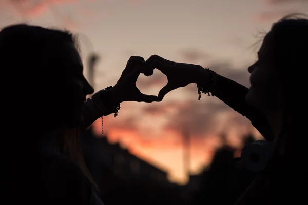 Amis faisant signe en forme de coeur — Photo
