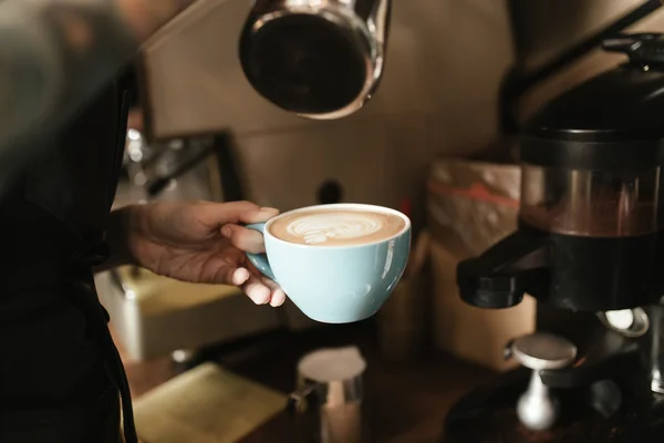 Barista nainen kahvia ja maitoa — kuvapankkivalokuva