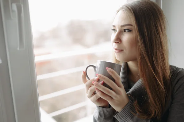 Mujer joven sentada en el café — Foto de Stock