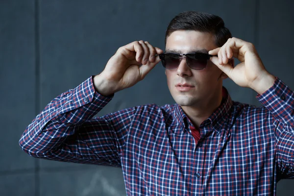 Uomo elegante che indossa occhiali da sole — Foto Stock