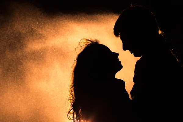 romantik kız ve erkek gün batımında