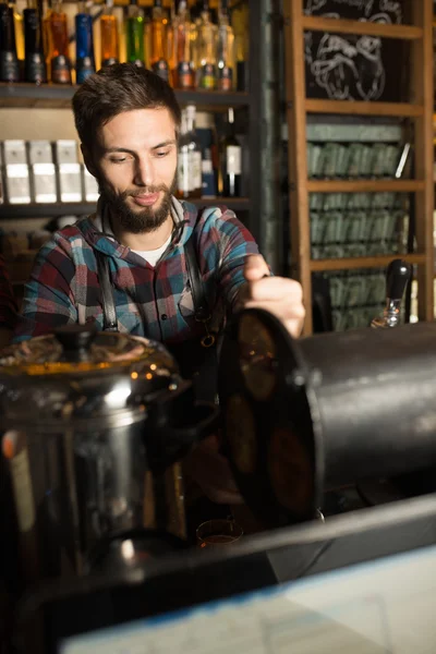 Barista kávézóban dolgozik — Stock Fotó