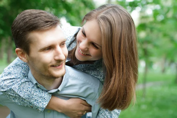 Pareja cariñosa en el parque. — Foto de Stock