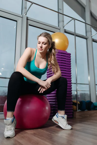 Sportvrouw sit op fitball — Stockfoto