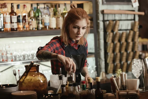 Woman bartender making cocktail — Stock Photo, Image