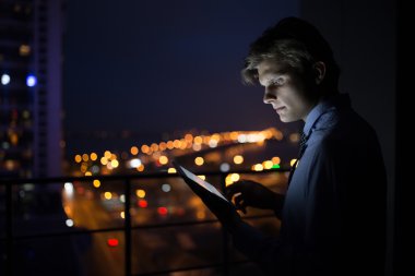 Gece geç saatlerde onun dijital tablet kullanarak iş adamı