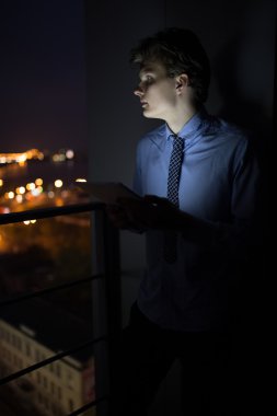 Gece geç saatlerde onun dijital tablet kullanarak iş adamı