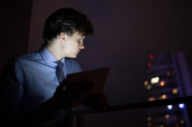 Gece geç saatlerde onun dijital tablet kullanarak iş adamı