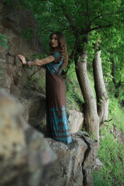 Güzel Sanatlar portre, kayaların içinde kadın